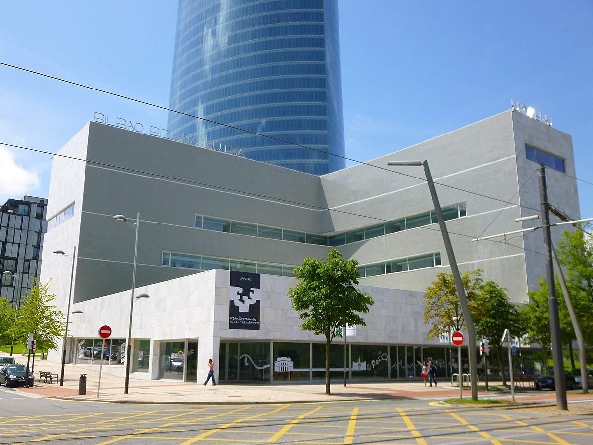 Bilbao_-_Torre_Iberdrola_y_Paraninfo_de_la_UPV-EHU_2